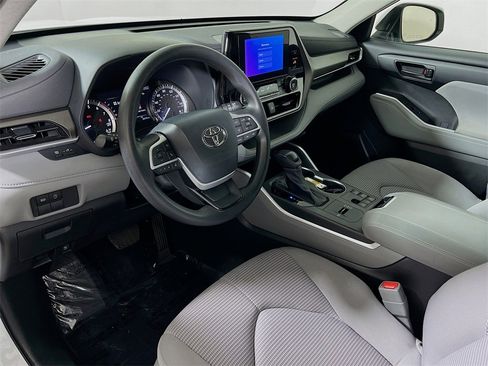 Certified 2023 Toyota Highlander L image 10