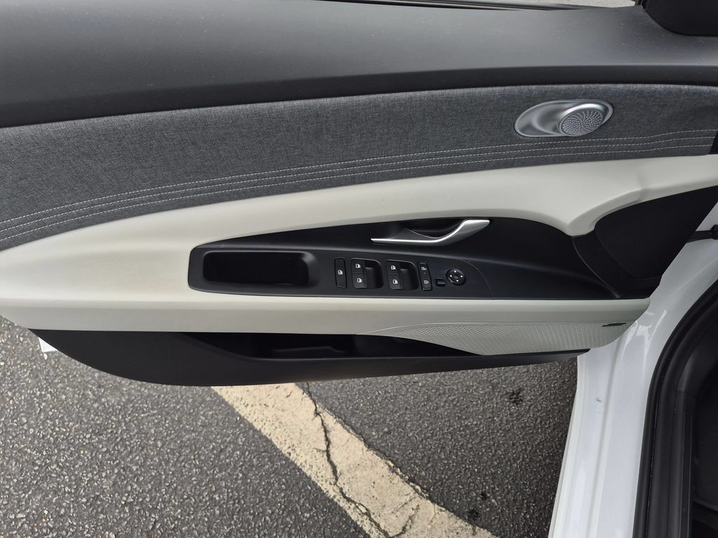Used 2025 Hyundai Elantra Limited FWD image 10