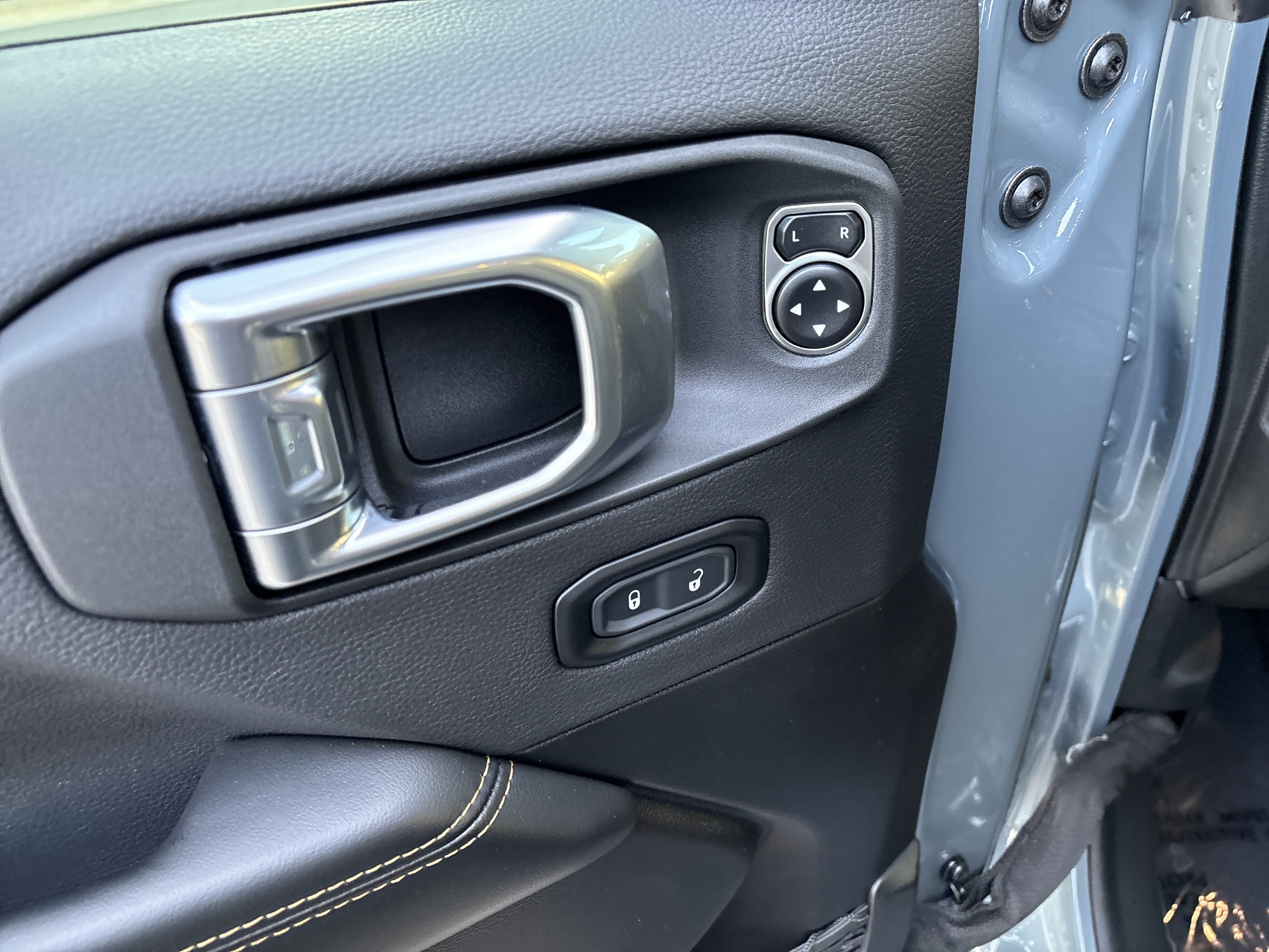 Used 2024 Jeep Wrangler Unlimited Sahara w/ Technology Group AWD/4WD image 16