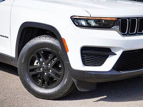 Certified 2023 Jeep Grand Cherokee Laredo RWD image 4