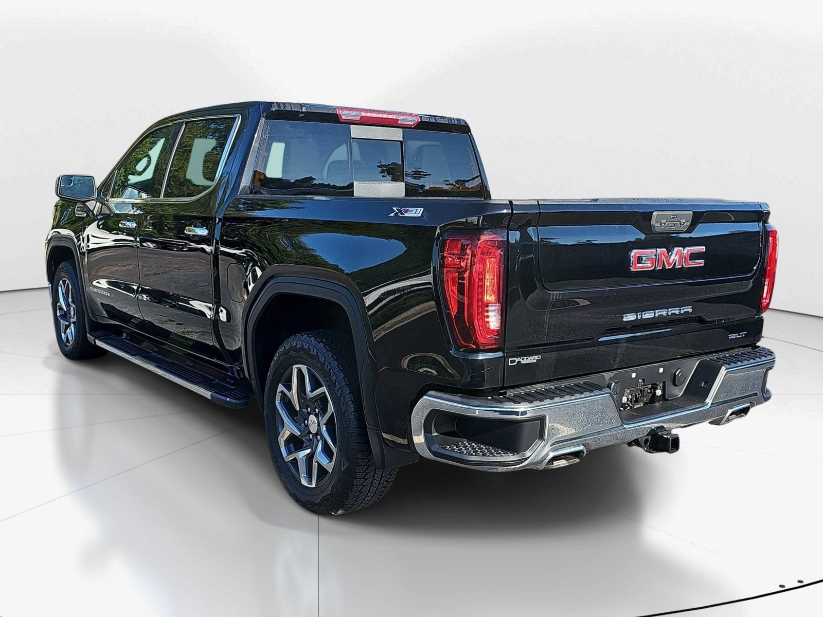 Used 2023 GMC Sierra 1500 SLT w/ SLT Premium Package AWD/4WD image 5