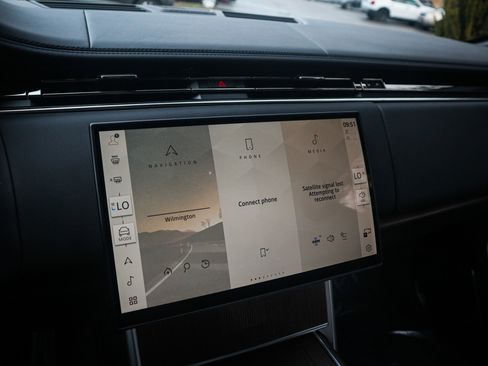 Used 2025 Land Rover Range Rover Autobiography image 24