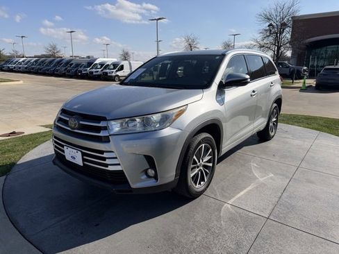 Used 2018 Toyota Highlander XLE image 3