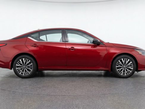 Used 2025 Nissan Altima 2.5 SV FWD image 11