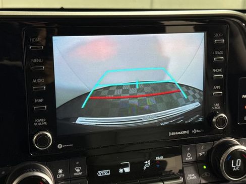 Used 2020 Toyota Highlander XLE AWD/4WD image 36