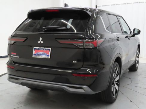 New 2026 Mitsubishi Outlander SE FWD image 3