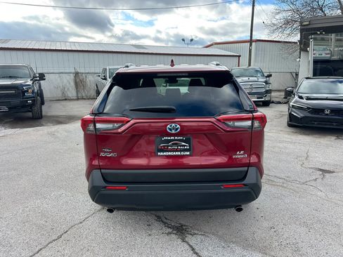 Used 2022 Toyota RAV4 LE AWD/4WD image 4