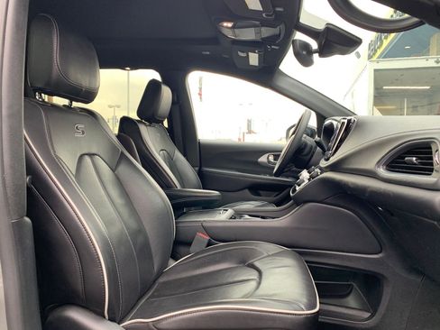 Used 2025 Chrysler Pacifica Limited image 40