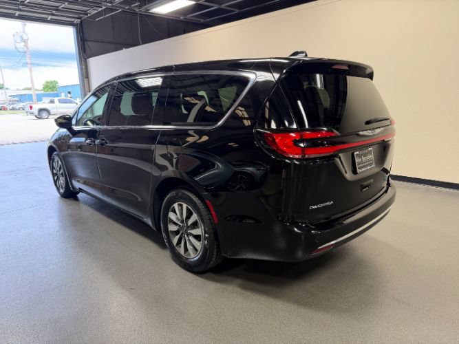 Used 2024 Chrysler Pacifica Limited FWD image 2