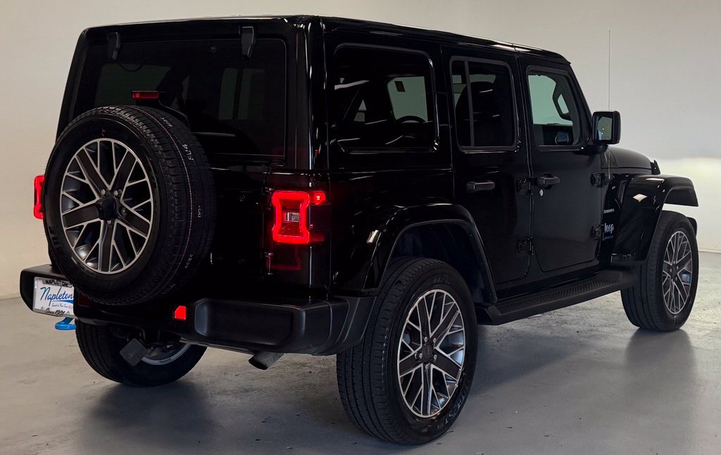Used 2023 Jeep Wrangler Unlimited Sahara w/ Cold Weather Group AWD/4WD image 3