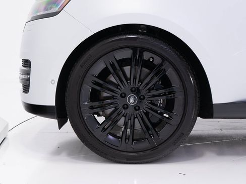 Used 2025 Land Rover Range Rover SE image 40