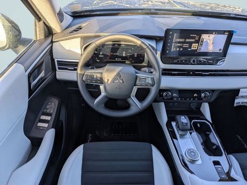 New 2025 Mitsubishi Outlander SE image 18