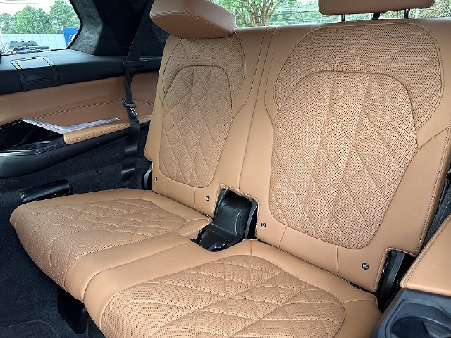 Used 2024 BMW X7 xDrive40i w/ M Sport Package AWD/4WD image 18