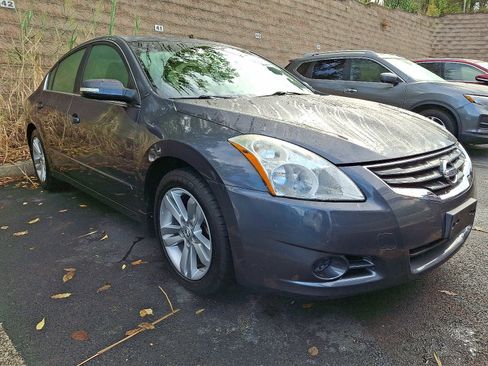 Used 2010 Nissan Altima 3.5 SR image 3
