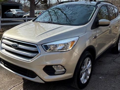 Used 2018 Ford Escape SE image 2