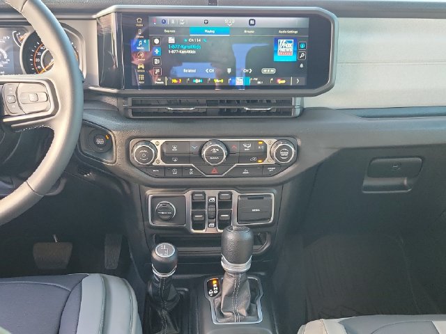 Used 2025 Jeep Gladiator Sport AWD/4WD image 19