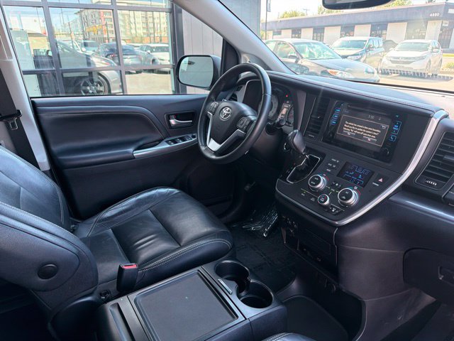 Used 2017 Toyota Sienna SE Premium FWD image 12