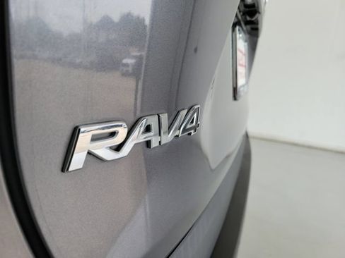 Used 2019 Toyota RAV4 Limited FWD image 9