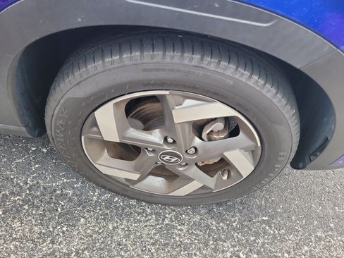 Used 2022 Hyundai Venue Limited FWD image 9