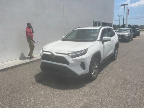 Used 2022 Toyota RAV4 XLE w/ Convenience Package FWD image 2