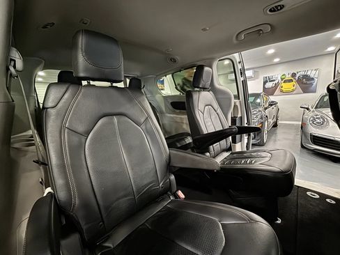 Used 2020 Chrysler Pacifica Touring-L Plus FWD image 18