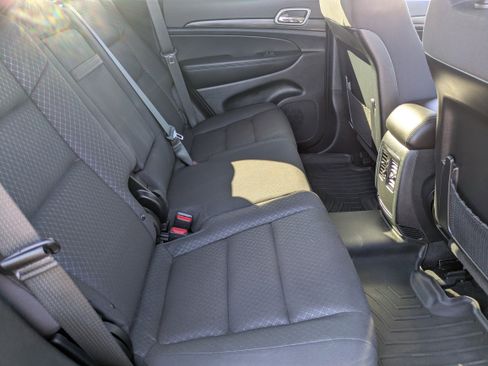 Used 2021 Jeep Grand Cherokee Laredo image 13