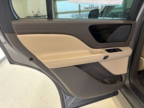 Used 2023 Lincoln Aviator AWD w/ Premium Package image 43