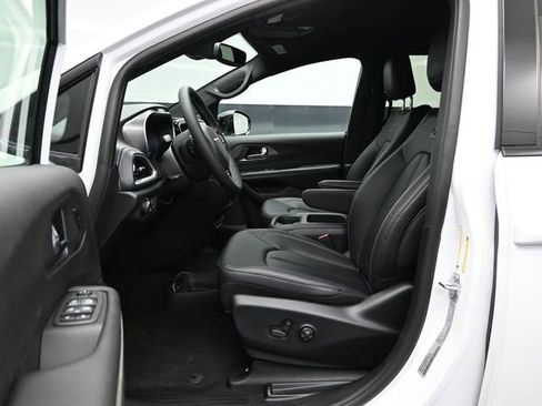 New 2026 Chrysler Pacifica Select w/ S Appearance Package image 18