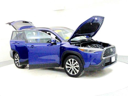 Certified 2022 Toyota Corolla Cross XLE image 12