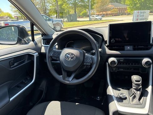 Used 2025 Toyota RAV4 LE AWD/4WD image 9