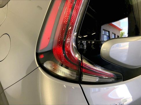 Certified 2025 Kia Soul LX w/ LX Technology Package FWD image 27