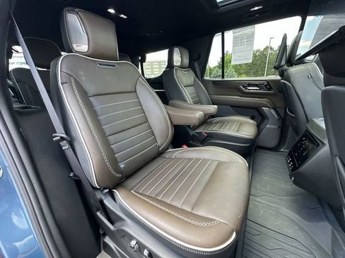 Certified 2025 GMC Yukon Denali Ultimate AWD/4WD image 28