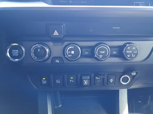 Used 2019 Toyota Tacoma TRD Off-Road w/ Technology Package AWD/4WD image 21