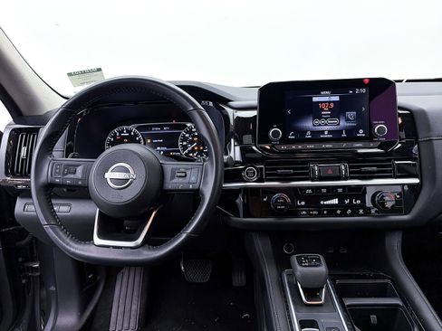 Used 2024 Nissan Pathfinder SV w/ SV Premium Package image 4