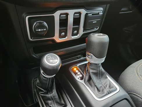 Used 2025 Jeep Wrangler Sport AWD/4WD image 16