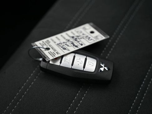 Used 2025 Mitsubishi Outlander SE image 31