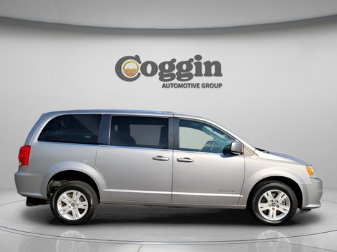 Used 2018 Dodge Grand Caravan SXT image 4