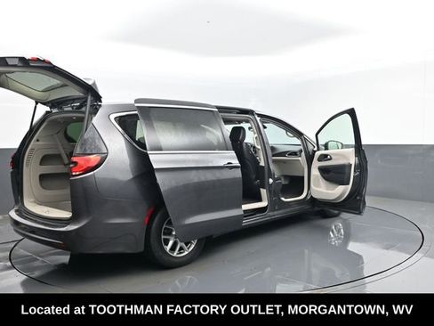 Used 2023 Chrysler Pacifica Touring-L FWD image 32