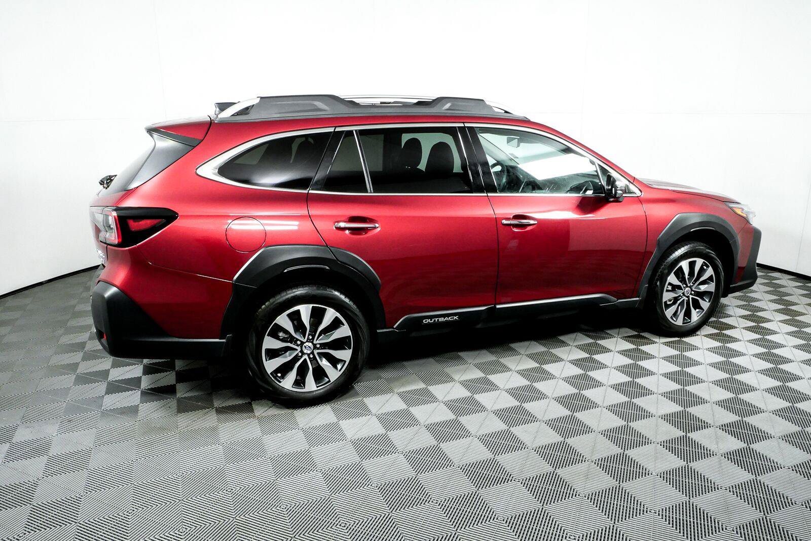 Used 2024 Subaru Outback Touring AWD/4WD image 2