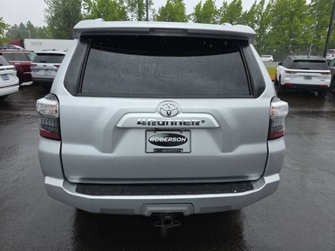 Used 2018 Toyota 4Runner SR5 AWD/4WD image 4