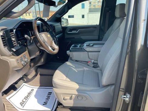 Used 2023 Chevrolet Silverado 1500 LT AWD/4WD image 5