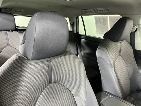 Used 2022 Toyota Highlander LE FWD image 7