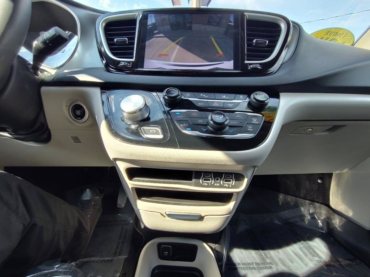 Used 2023 Chrysler Pacifica Touring-L FWD image 23