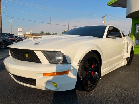 Used 2009 Ford Mustang GT Premium RWD image 4