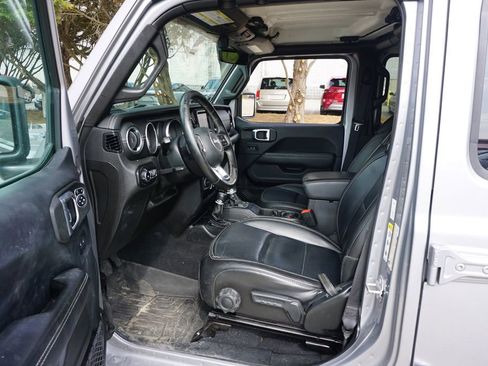 Used 2018 Jeep Wrangler Unlimited Sahara image 2