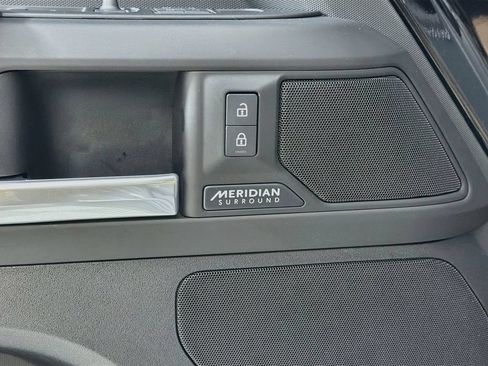 Certified 2025 Land Rover Defender 110 X-Dynamic SE AWD/4WD image 19