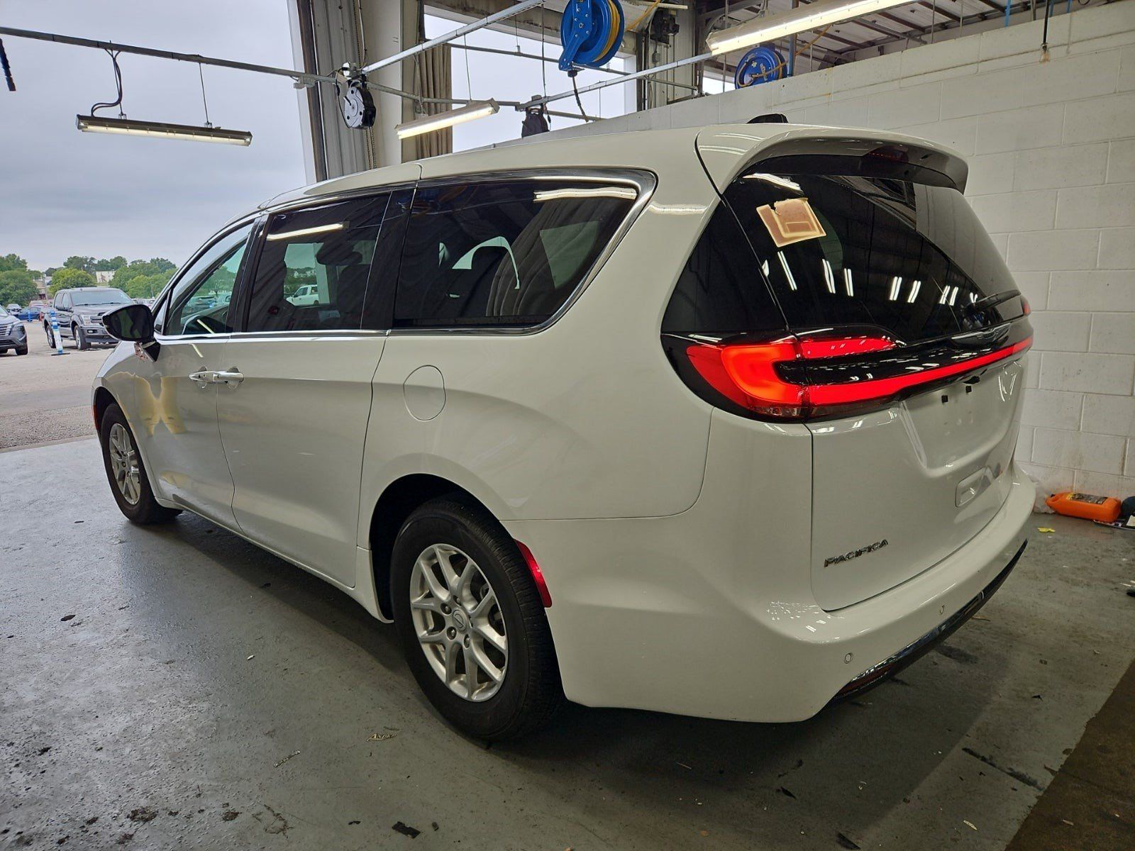Used 2026 Chrysler Pacifica Select FWD image 4