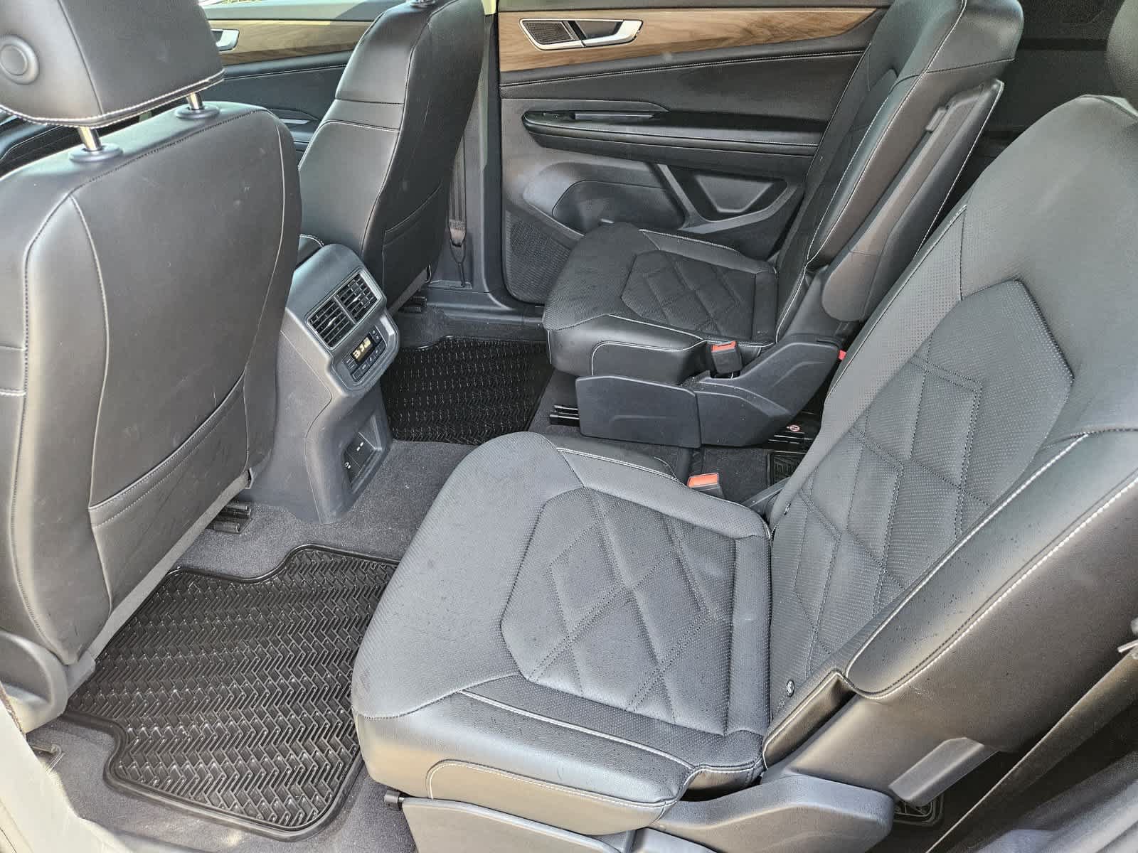 Used 2024 Volkswagen Atlas SE w/ Black Wheel Package FWD image 28
