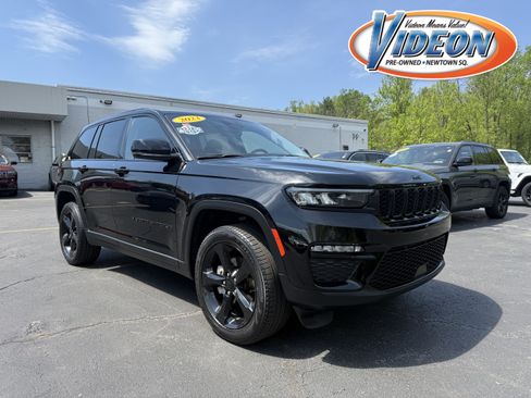 Used 2023 Jeep Grand Cherokee Limited w/ Black Appearance Package AWD/4WD image 1