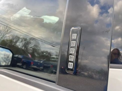 Used 2019 Ford F150 Lariat w/ Equipment Group 502A Luxury AWD/4WD image 11